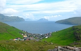 Kvivik, Ortschaft am Vest-Mannasund, etwa in der Taille der Insel Streymoy. Im Hintergrund die Insel Koltur im Süden von Kvivik.