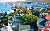 Thorshavn, die Hautstadt des Färöer Archipels. Typisch für den Ort sind die mit Gras bewachsenen Dächer.