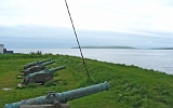 Thorshavn, die antiken Kanonen bewachten einst die Stadt. Hinten die Insel Nólsoy.