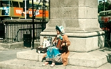 Straßenmusikerin in Dublin, sie kleidet sich wie das historische Original "Molly Malone"