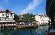 Istanbul, Fähranleger und gepflegte Holzhäuser am Westufer des Bosporus : Villen