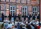 Im Innenhof des Dobbertiner Klosters finden häufig Konzerte statt. Hier die interessante und seltene Formation von 8 Pausaunen. : Konzert, Posaunen, Kloster