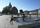 Brunnen am Marktplatz von Ribnitz-Dammgarten am Ufer des Ribnitzer Sees (Bodden). : Bodden, Markt, Kirche, Brunnen