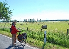 Mit dem Fahrrad im Trebeltal : Fahrrad, Fahrradfahrerin, Weide, Rinderfutterrollen