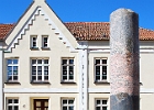 Die Sandwich-Granitsäule am Kirchenplatz, vor dem Gebäude der Grundschule, beschreibt die wichtigsten Ereignisse der Geschichte von Gnoien : Säule, Grundschule, Gebäude, Platz