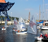 Optimisten-Regatta im Hafen von Rostock : Degelboot, Opti, Hafen Kran