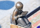 Bronzeplastik Lesender an der Promenade von Binz / Rügen : Bronze, Plastik, Binz, Rügen
