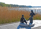 Musizierende Bronzeplastik am Schmachter See bei Binz / Rügen : Plastik, Bronze, See, Reet, Binz, Rügen