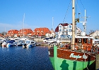 Im Hafen von Wiek / Rügen : Fischkutter, Motorboote, Hafen, moderne Häuser