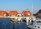 Im Hafen von Wiek / Rügen : Motorboote, Hafen, moderne Häuser, Kirche