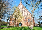 Pfarrkirche St. Georg zu Wiek / Rügen : Kirche, Bäume