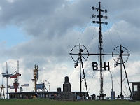Der alte Semaphor in Cuxhaven zeigt Windrichtung- und stärke in Cuxhaven (rechts) und Helgoland (links) an. In diesem Fall für beide Orte 6 Bft. aus Südwest.